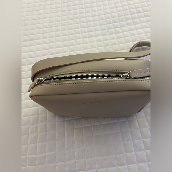 MON15. Metro Crossbody Bag.The Metro Bag securely carries your daily essentials - Picture 6 of 8